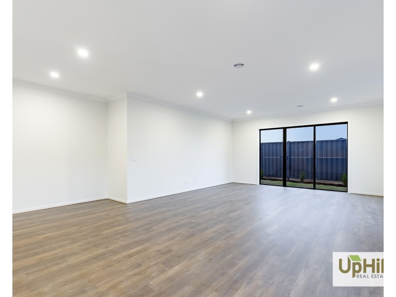 13 Nightfall Avenue, Clyde North VIC 3978