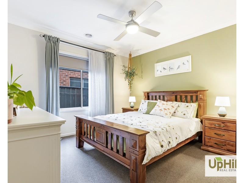 9 Calabrese Circuit, Clyde North VIC 3978