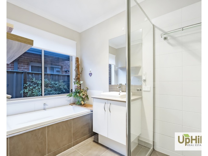 9 Calabrese Circuit, Clyde North VIC 3978