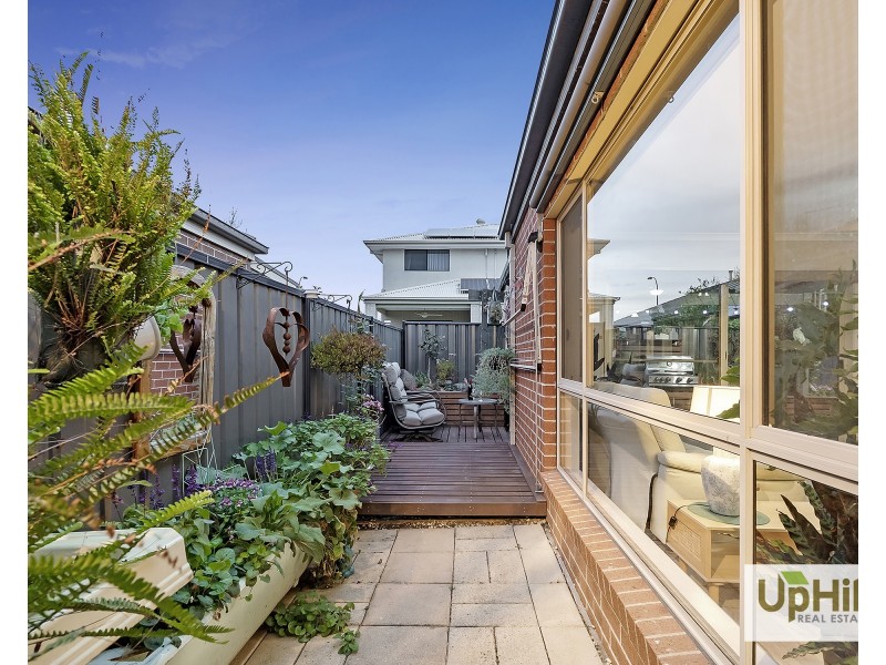 9 Calabrese Circuit, Clyde North VIC 3978