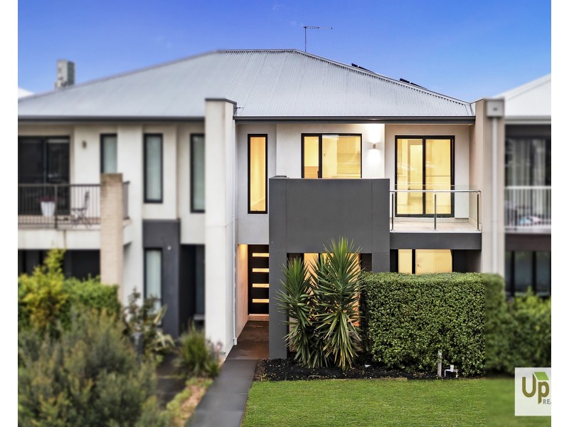 6 Quintino Walk, Clyde North VIC 3978