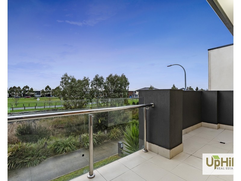 6 Quintino Walk, Clyde North VIC 3978