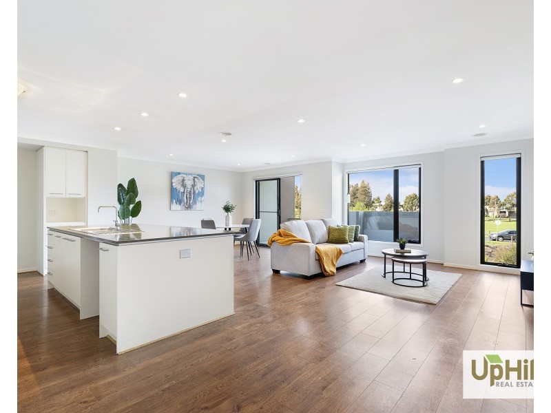 6 Quintino Walk, Clyde North VIC 3978