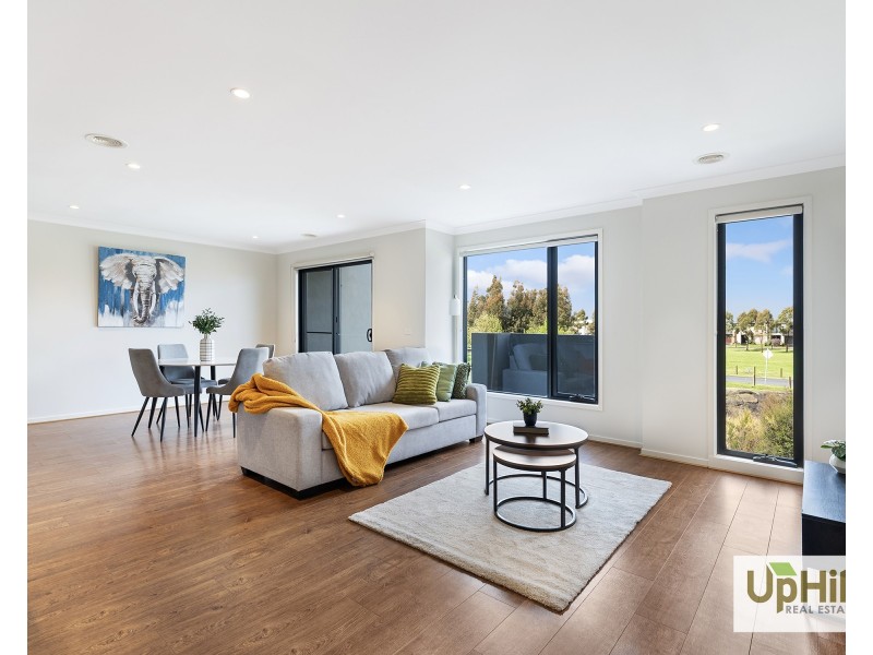 6 Quintino Walk, Clyde North VIC 3978
