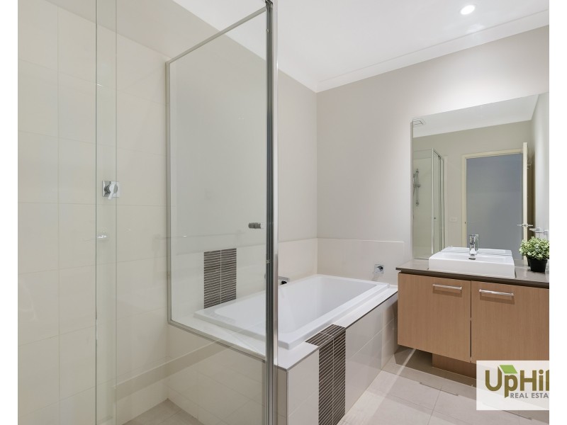 6 Quintino Walk, Clyde North VIC 3978