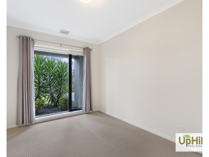 6 Quintino Walk, Clyde North VIC 3978