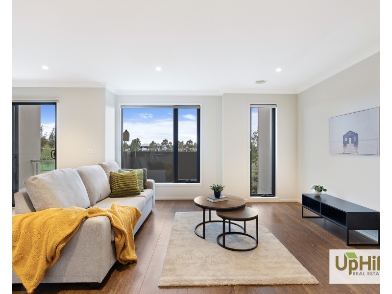 6 Quintino Walk, Clyde North VIC 3978