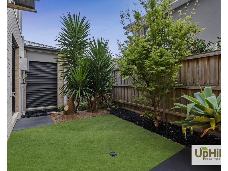 6 Quintino Walk, Clyde North VIC 3978