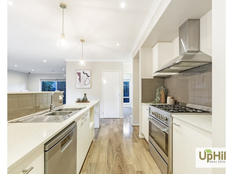 28 Chagall Parade, Clyde North VIC 3978