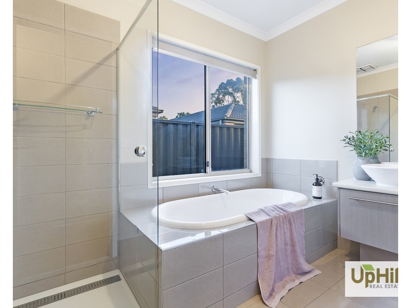 28 Chagall Parade, Clyde North VIC 3978