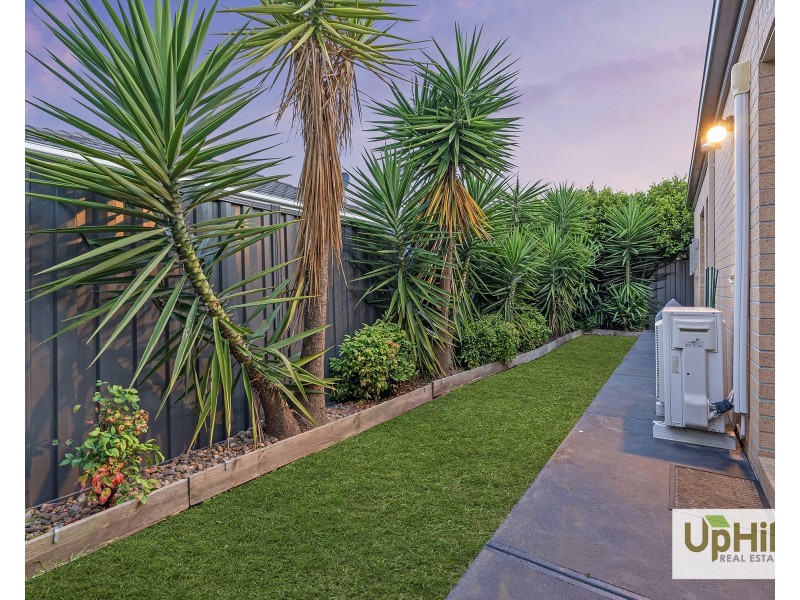 28 Chagall Parade, Clyde North VIC 3978