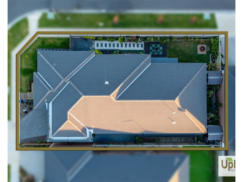 11 Handsome Avenue, Clyde North VIC 3978