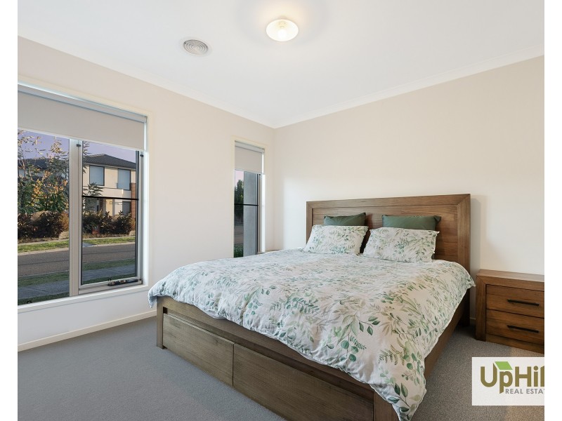 23 Colonnade Street, Clyde North VIC 3978