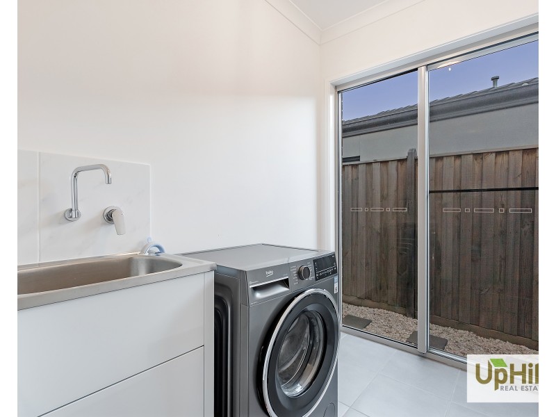 23 Colonnade Street, Clyde North VIC 3978