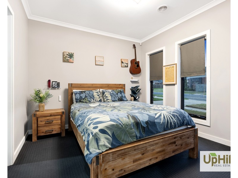 226 Heather Grove, Clyde North VIC 3978