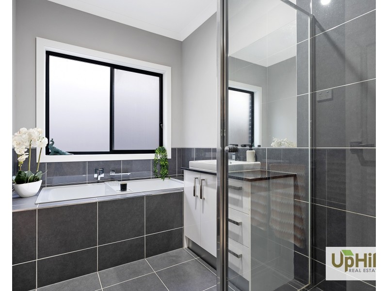 226 Heather Grove, Clyde North VIC 3978