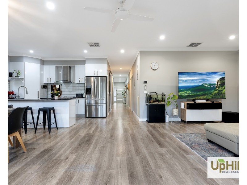 226 Heather Grove, Clyde North VIC 3978