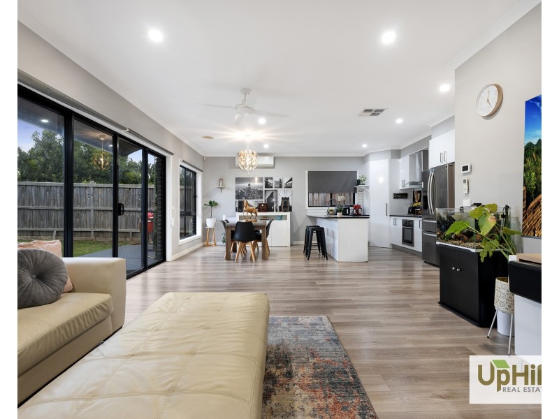 226 Heather Grove, Clyde North VIC 3978