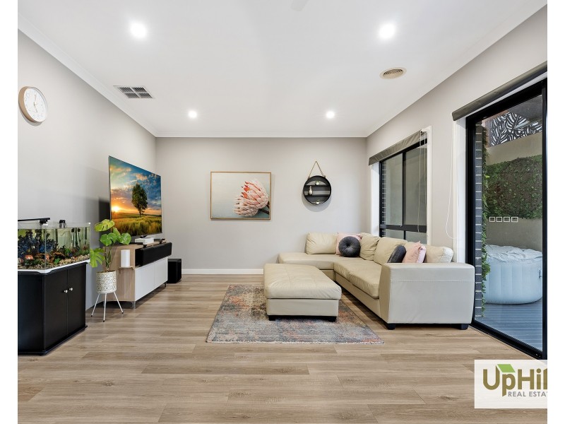 226 Heather Grove, Clyde North VIC 3978