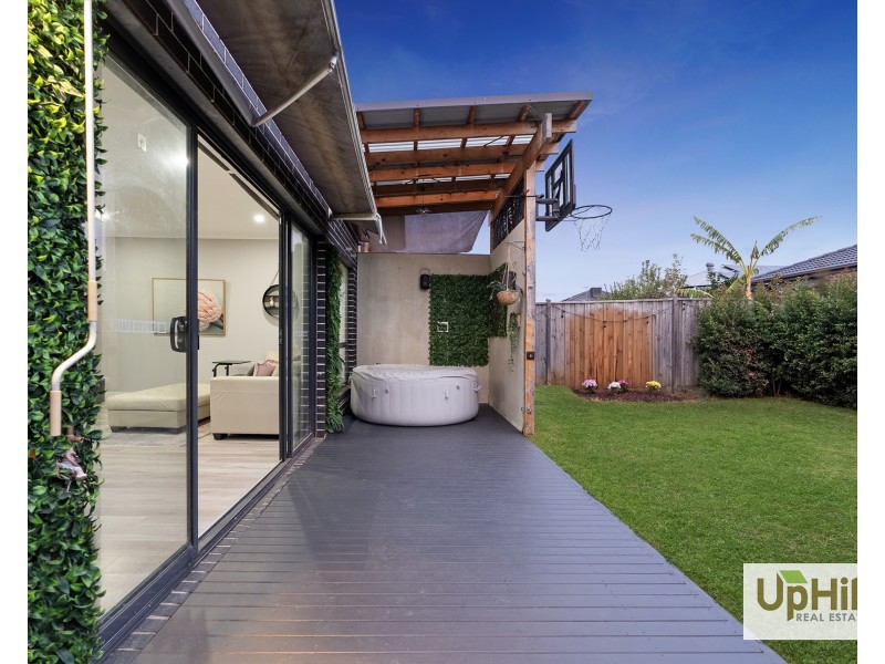 226 Heather Grove, Clyde North VIC 3978