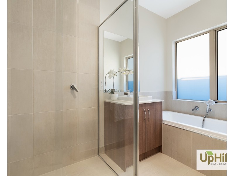 14 Speargrass Close, Clyde North VIC 3978