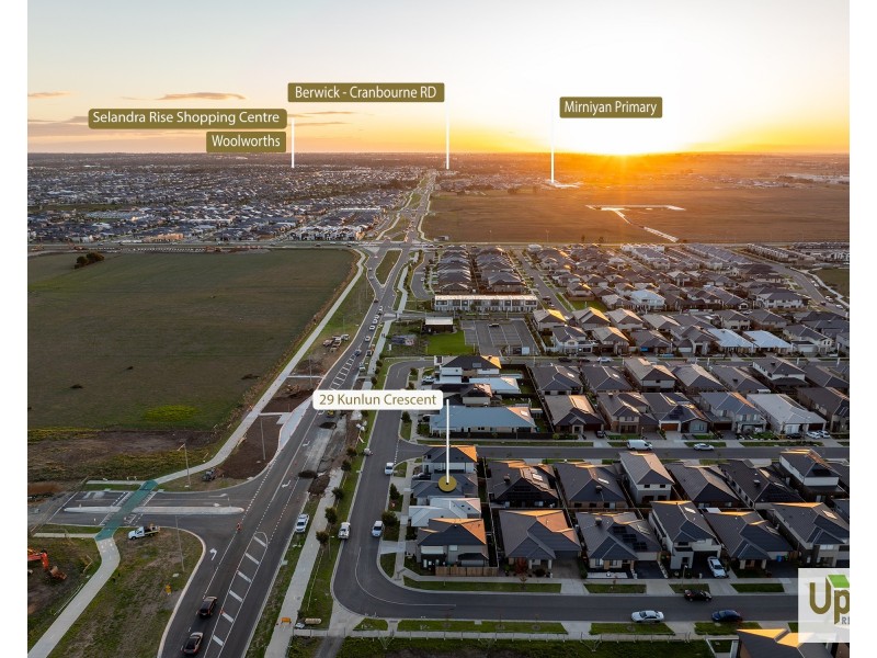 29 Kunlun Crescent, Clyde North VIC 3978