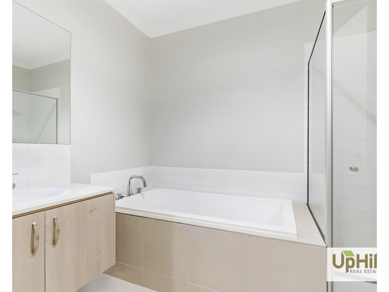 20 Carisbrooke Way, Clyde North VIC 3978