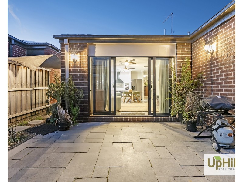 20 Carisbrooke Way, Clyde North VIC 3978