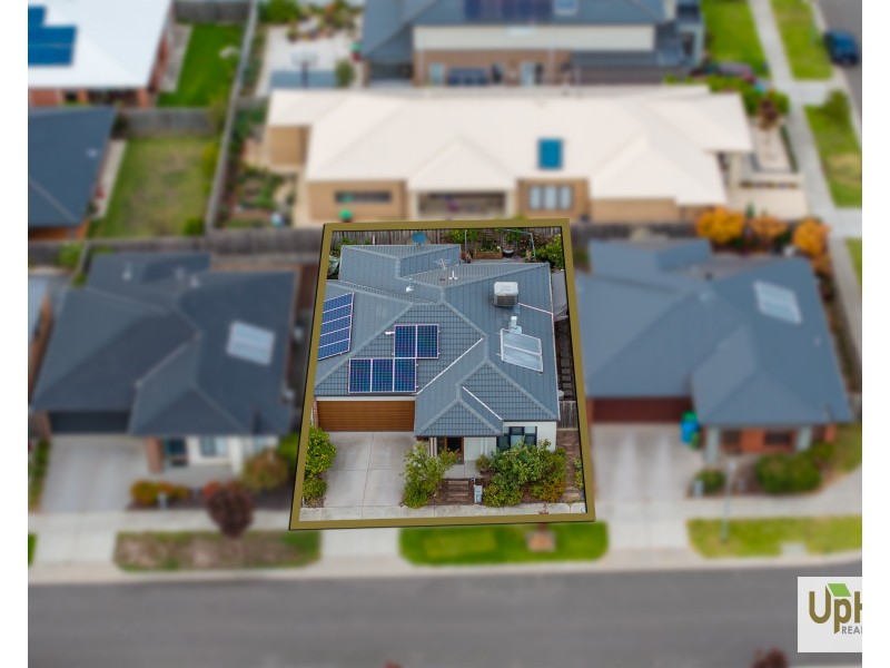 20 Carisbrooke Way, Clyde North VIC 3978