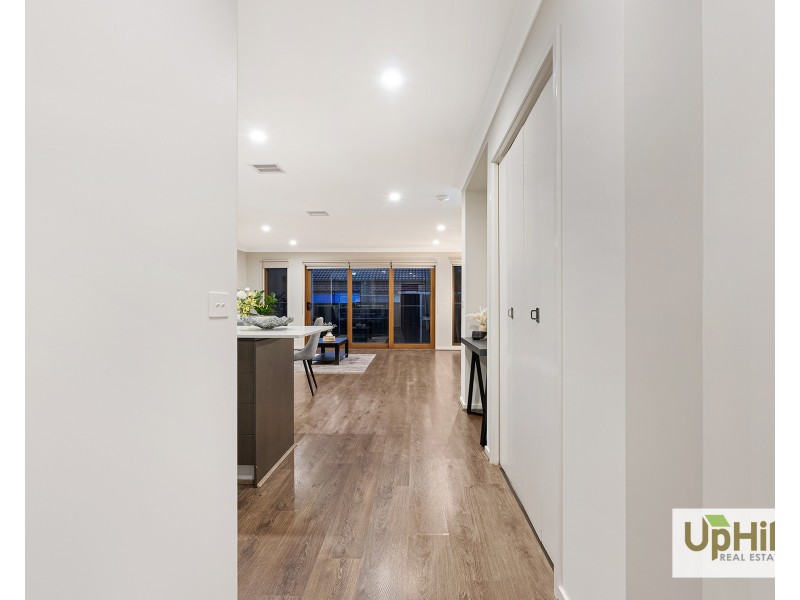 5A Fleuve Rise, Clyde North VIC 3978