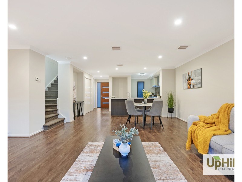 5A Fleuve Rise, Clyde North VIC 3978