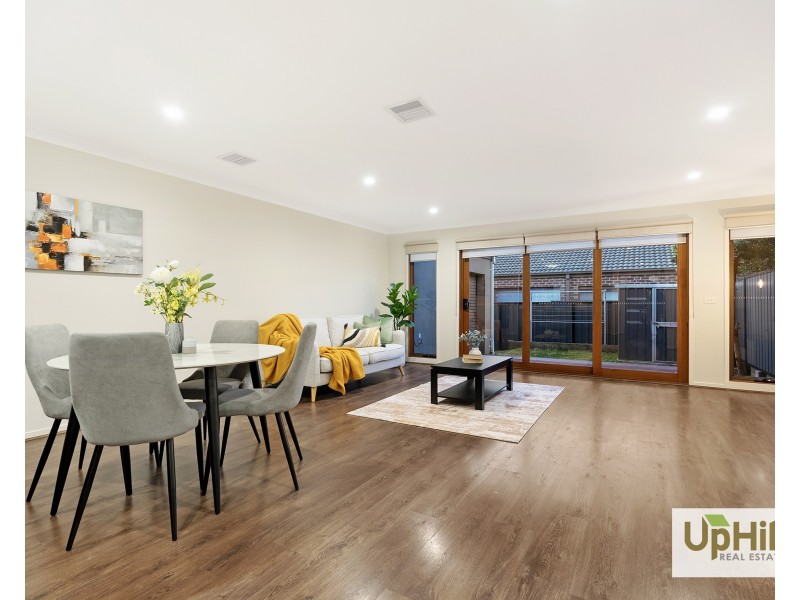 5A Fleuve Rise, Clyde North VIC 3978