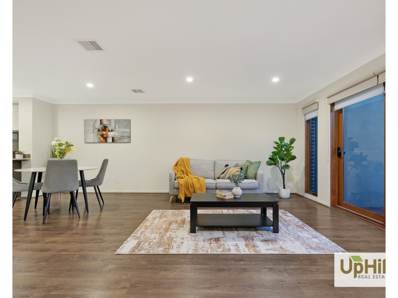 5A Fleuve Rise, Clyde North VIC 3978