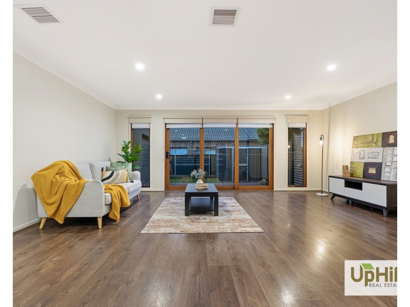 5A Fleuve Rise, Clyde North VIC 3978