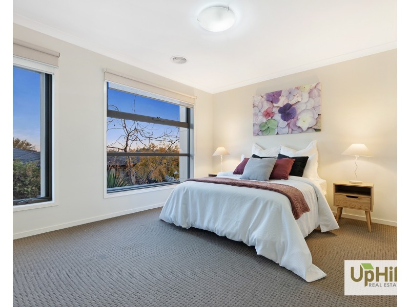 5A Fleuve Rise, Clyde North VIC 3978