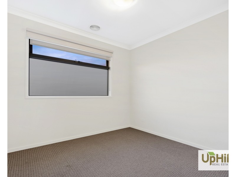 5A Fleuve Rise, Clyde North VIC 3978