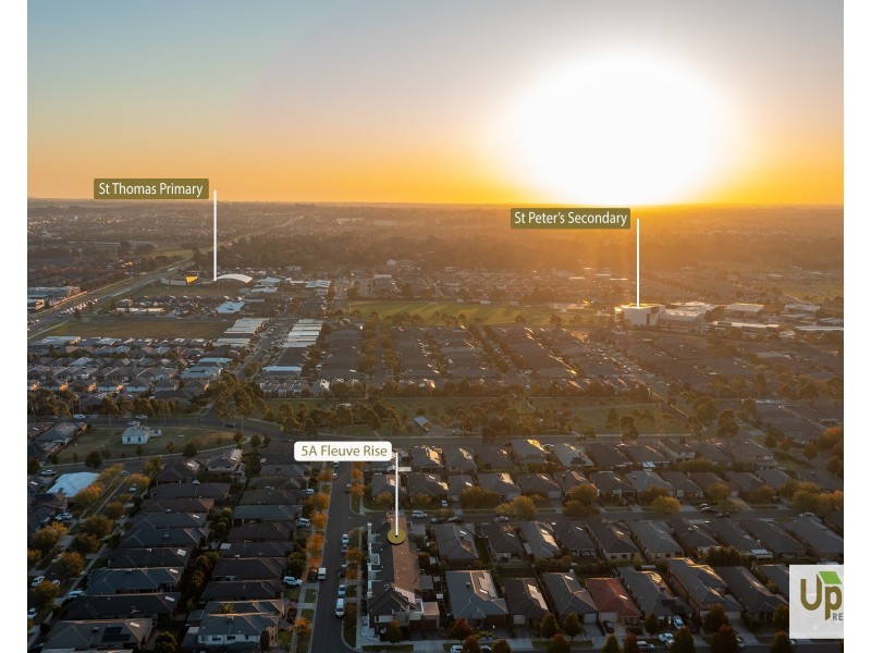 5A Fleuve Rise, Clyde North VIC 3978