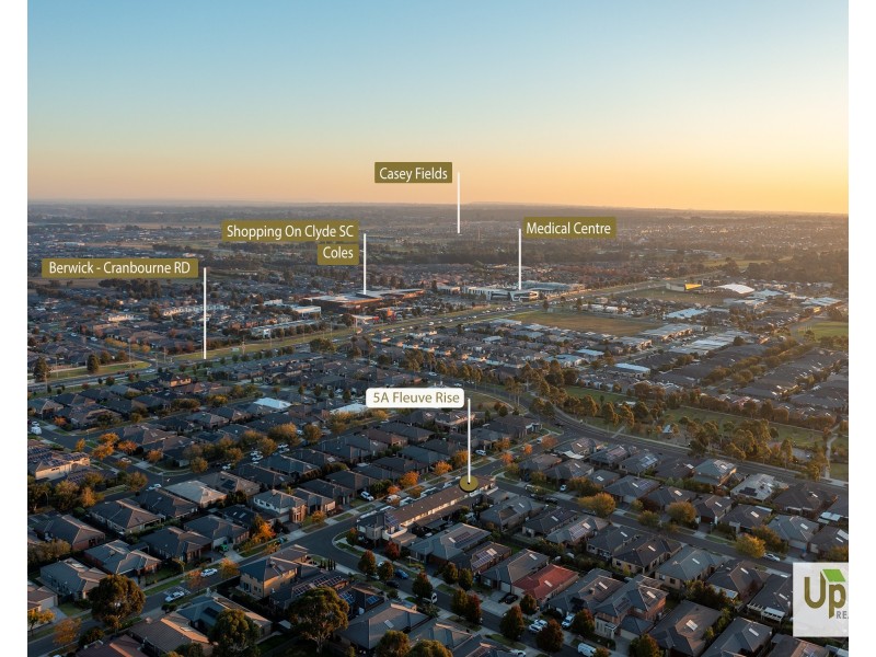 5A Fleuve Rise, Clyde North VIC 3978