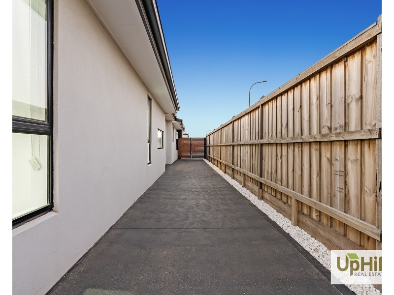 1 Coyote Road, Clyde North VIC 3978