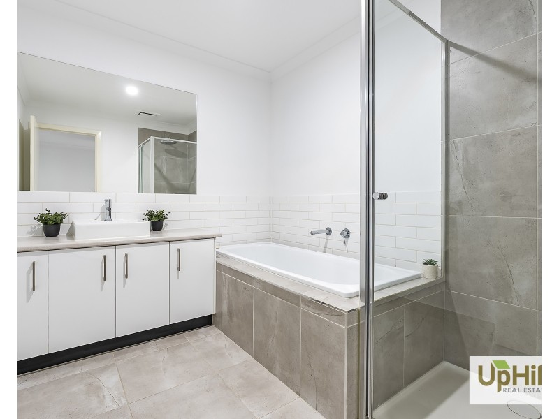 11 Valrena Way, Pakenham VIC 3810