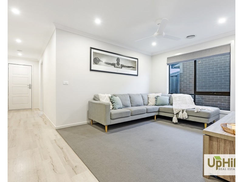 33 VERVE CIRCUIT, Cranbourne West VIC 3977