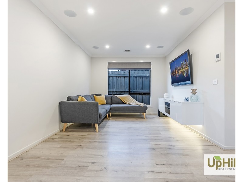 33 VERVE CIRCUIT, Cranbourne West VIC 3977
