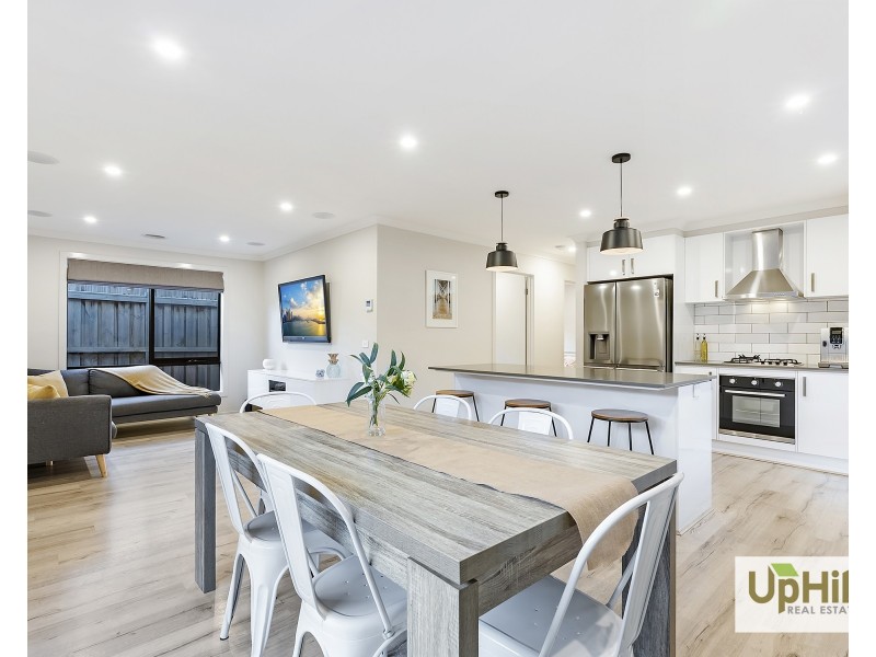 33 VERVE CIRCUIT, Cranbourne West VIC 3977