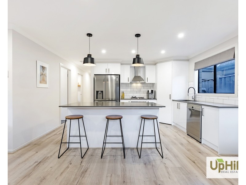 33 VERVE CIRCUIT, Cranbourne West VIC 3977