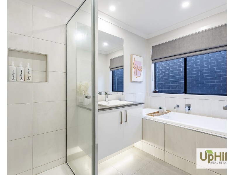 33 VERVE CIRCUIT, Cranbourne West VIC 3977