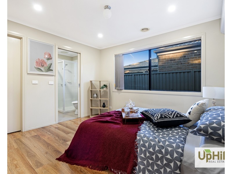 40 TYNDALL ST, Cranbourne East VIC 3977