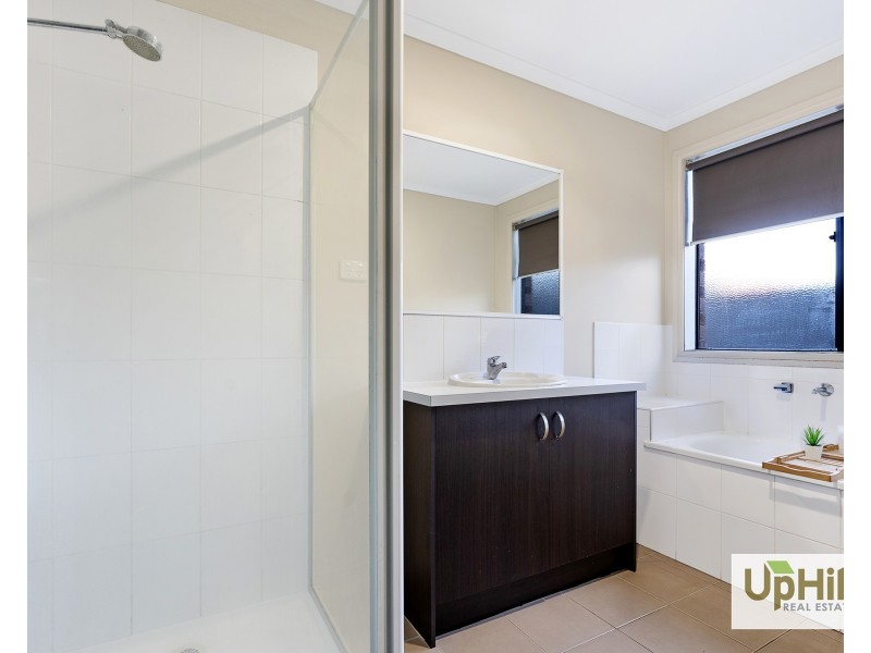 40 TYNDALL ST, Cranbourne East VIC 3977