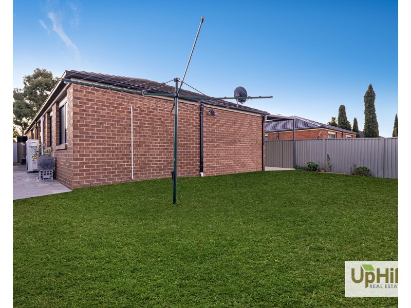40 TYNDALL ST, Cranbourne East VIC 3977