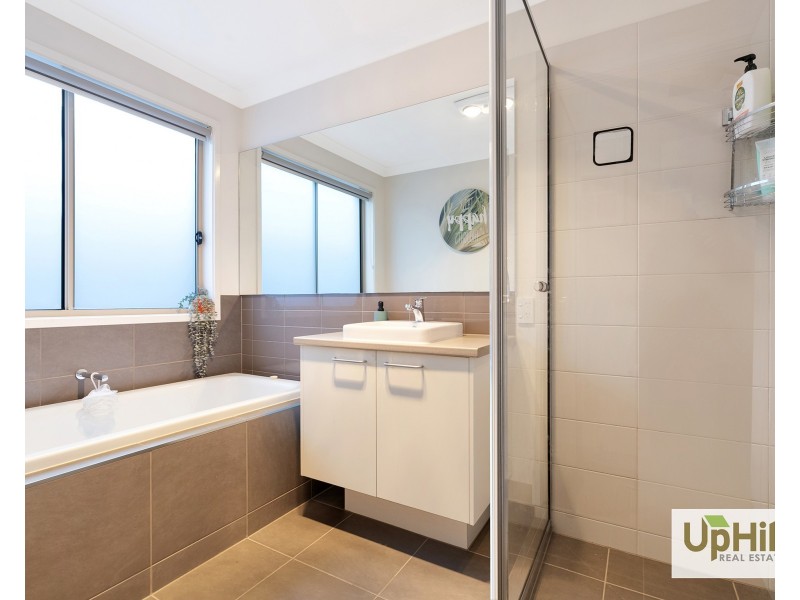 32 Trainers Way, Clyde North VIC 3978