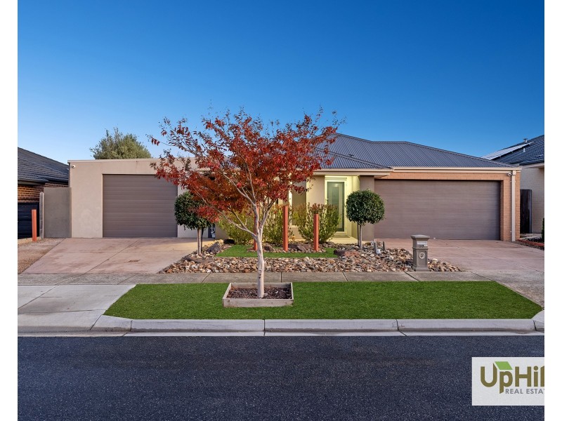 32 Trainers Way, Clyde North VIC 3978